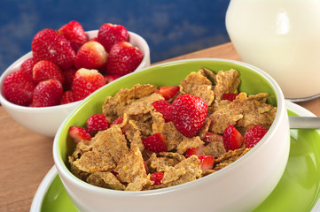 Wholewheat cereal with fresh strawberries