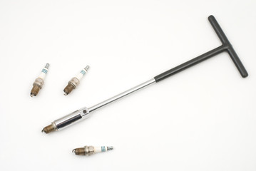 T型スパークプラグレンチとスパークプラグ