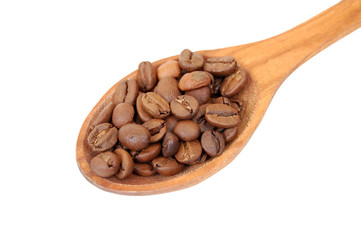 Obraz premium Coffee beans in wooden spoon, isolated on a white background