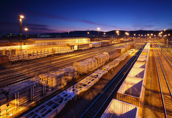 Obraz na płótnie Canvas Stock Photo: Dworzec towarowy z pociągów w nocy