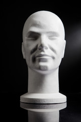 tête de mannequin blanche sur fond noir