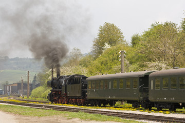 Fototapeta na wymiar Dampflokomotive mit Personenwagen