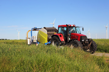 Traktor bei der Feldarbeit