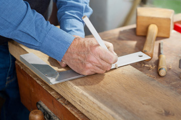 schreiner zeichnet an