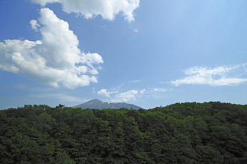 新緑と松川渓谷と岩手山