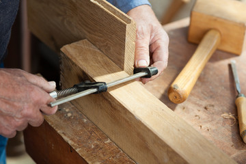 schreiner bei der arbeit