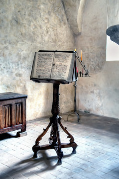 Livre ancien de th&eacute;ologie sur chevalet