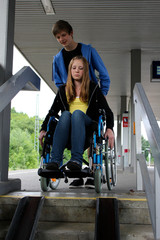 Rollstuhl Treppe Bahnhof