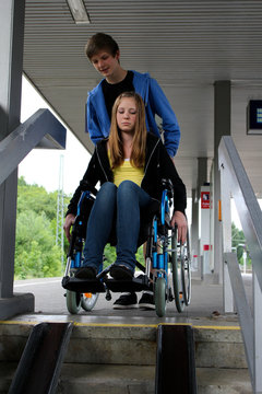 Rollstuhl Treppe Bahnhof