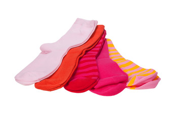 Несколько пар цветных носков. Изолировано на белом фоне.