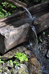 Obraz premium Brunnen im Gebirge