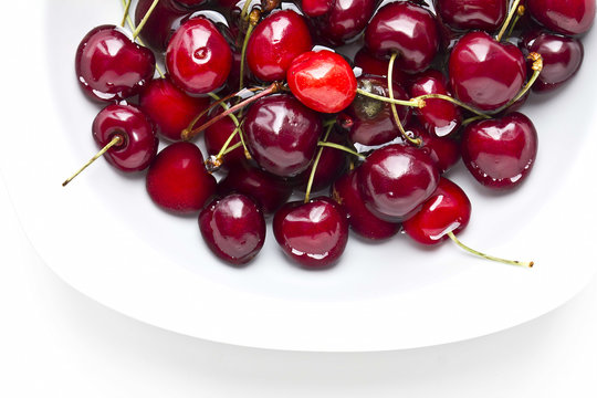 Ciliegie rosse su sfondo bianco