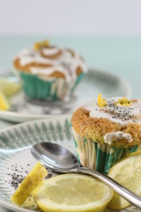 Petite cuillère et muffins citron pavot