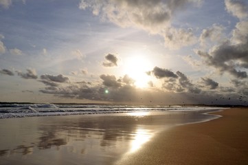 Fototapeta na wymiar Praia e nuvens
