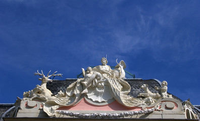 Fronton baroque sculpté.