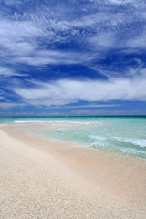 Fototapeta na wymiar Szeroki błękitne niebo i piękne przejrzyste fala Nagan'nu Wyspie