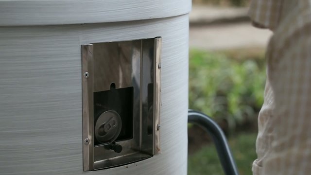 Macchinario pressa lattine per il riciclaggio dell'alluminio