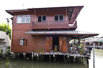 Fototapeta na wymiar house near the river