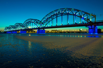 Fototapeta na wymiar Most kolejowy w nocy