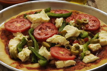 Pizza cruda nella teglia