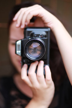 junge Frau mit Fotokamera