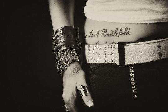 tatouage et jeans