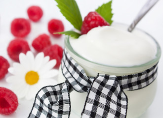 Joghurt und Himbeeren