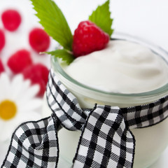 Joghurt und Himbeeren