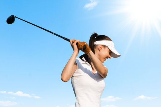Frau spielt Golf