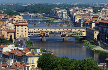 Fototapeta na wymiar Florencja i rzeki Arno i Ponte Vecchio