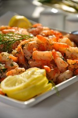 Garnelenplatte mit Zitronen