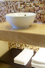 Lavabo su piano di marmo © kenzo