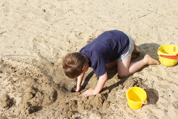 Kind am Strand