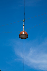 Straßenlampe am Kabel