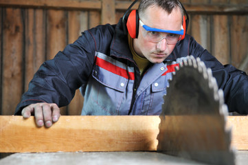 Holz sägen