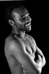 Fototapeta premium jeune homme africain torse nu - noir et blanc