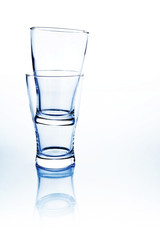 積み重ねたガラス製のコップ