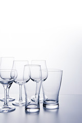 白背景に複数のグラス