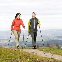 gut gelauntes Paar beim Nordic Walking