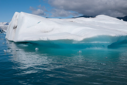 Iceberg nuvole grige sul lago Jokulsarlon in Islanda