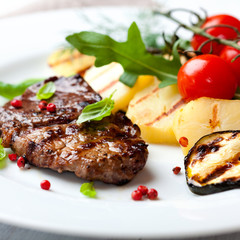 Grilled steak with grilled vegetables - obrazy, fototapety, plakaty