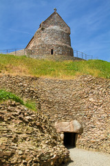 Eingang von La Hougue Bie, Jersey, UK, mit Kapelle