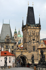 Fototapeta premium spacer po Moście Karola w Pradze, Czechy