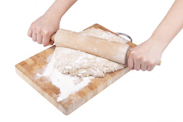 Hausfrau beim Teig rollen