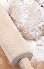 Teig ausrollen auf einem Holzbrett
