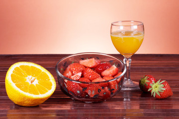 Dessert di fragole con spremuta d'arancia