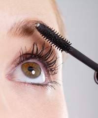 closeup of applying mascara on eyelashes