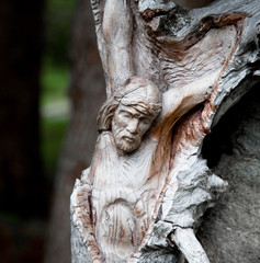 crocifisso intagliato nel legno