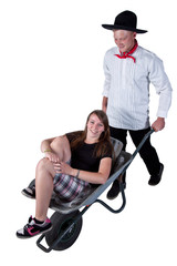 Frau sitzt beim Bauarbeiter in der Schubkarre 779