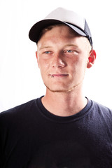 Fototapeta premium Portrait von einen jungen Mann mit Mütze 655